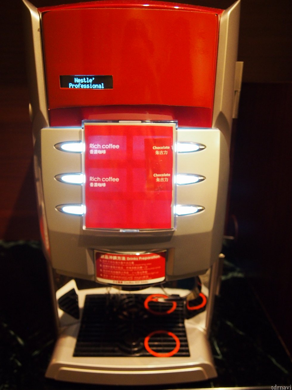 ドリンクサーバーです。これ以外にお湯と冷水のサーバーがあります。
