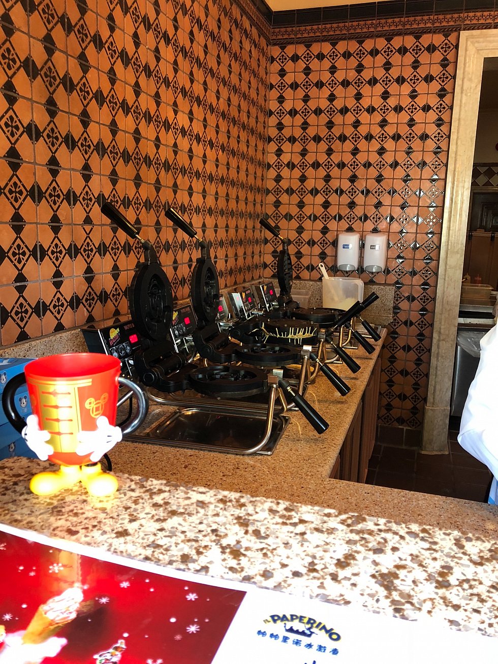 ワッフルを焼くところが近くで見れます!受け取りまで少し時間がかかる事も
