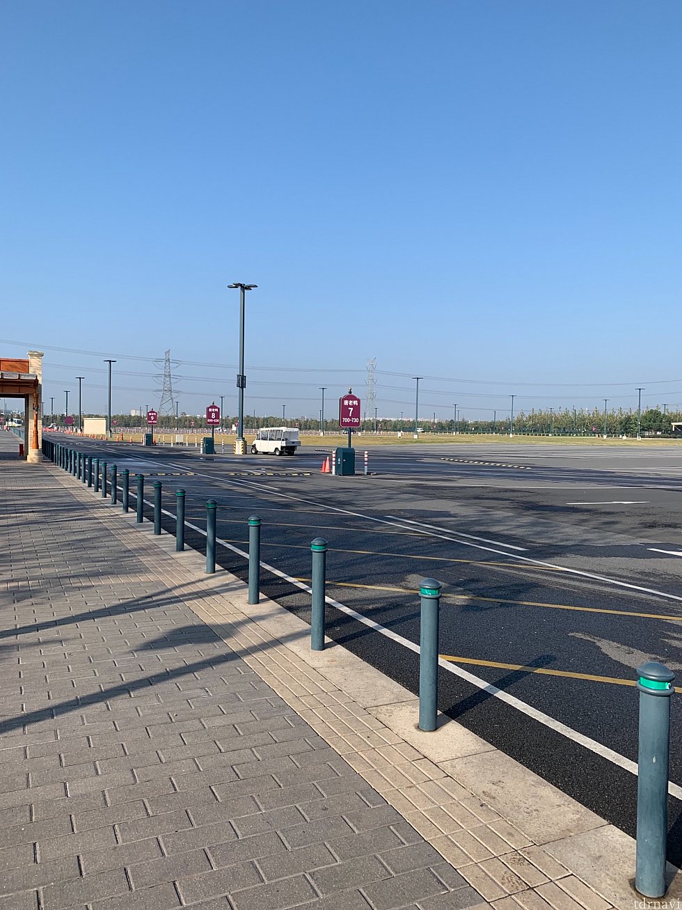 当時、駐車場の7番にシャトルバスは停まりました。ここからパークまで結構歩くので余裕を持って移動するべし!