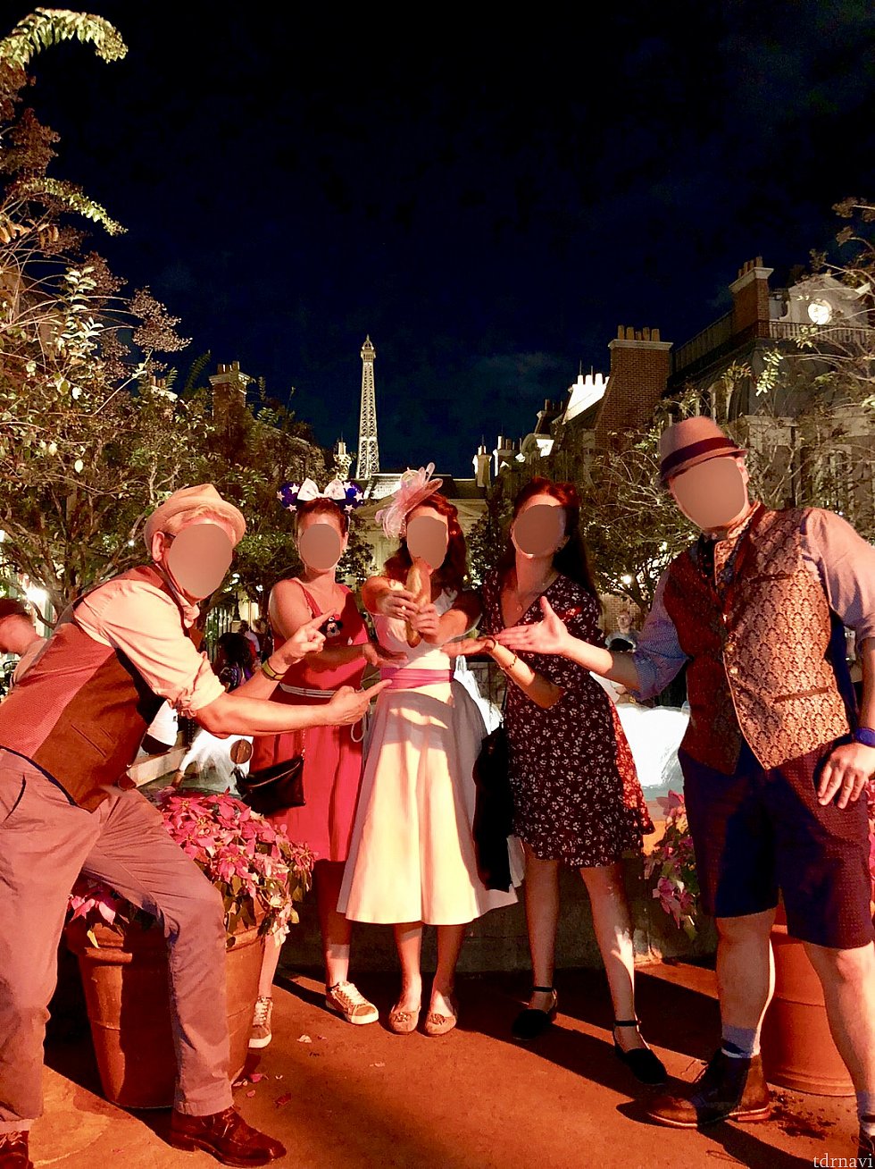 やはり写真は昼間に撮るものですね。照明で色がよくわかりませんが、素敵なDapper さんグループに一緒に写ってもらいました。なんでも、フランスパンを持ってフランス館で写真を撮りたかったとか。笑