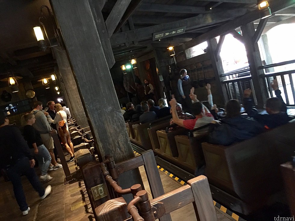 WDWやマジックキングダムより少し余裕を感じる広さの乗り場。