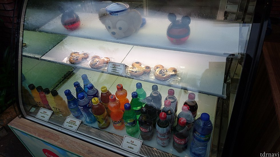 ドリンク類とミッキーシェイプのマフィン
