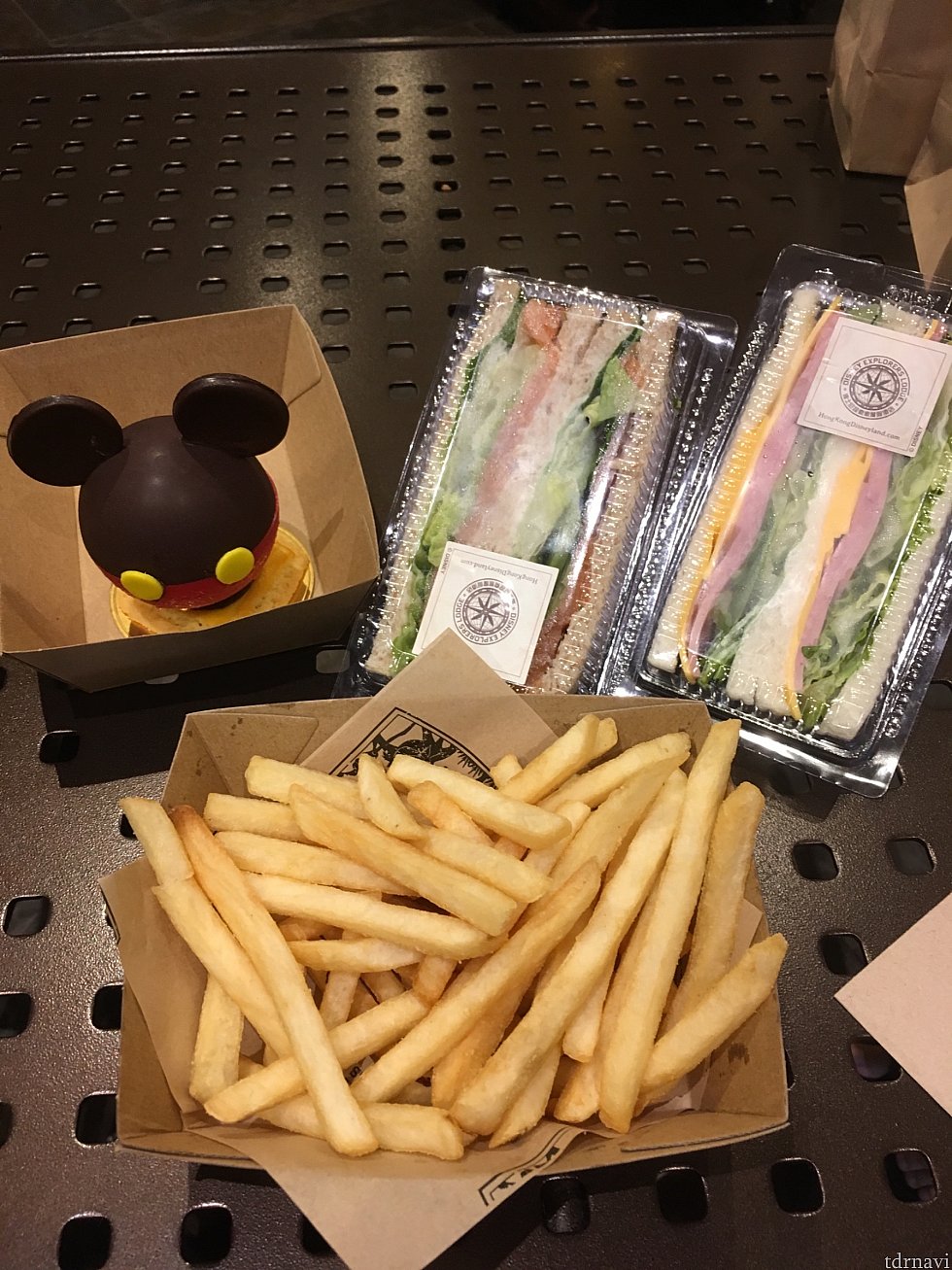 チャートルームでテイクアウトした軽食です!
