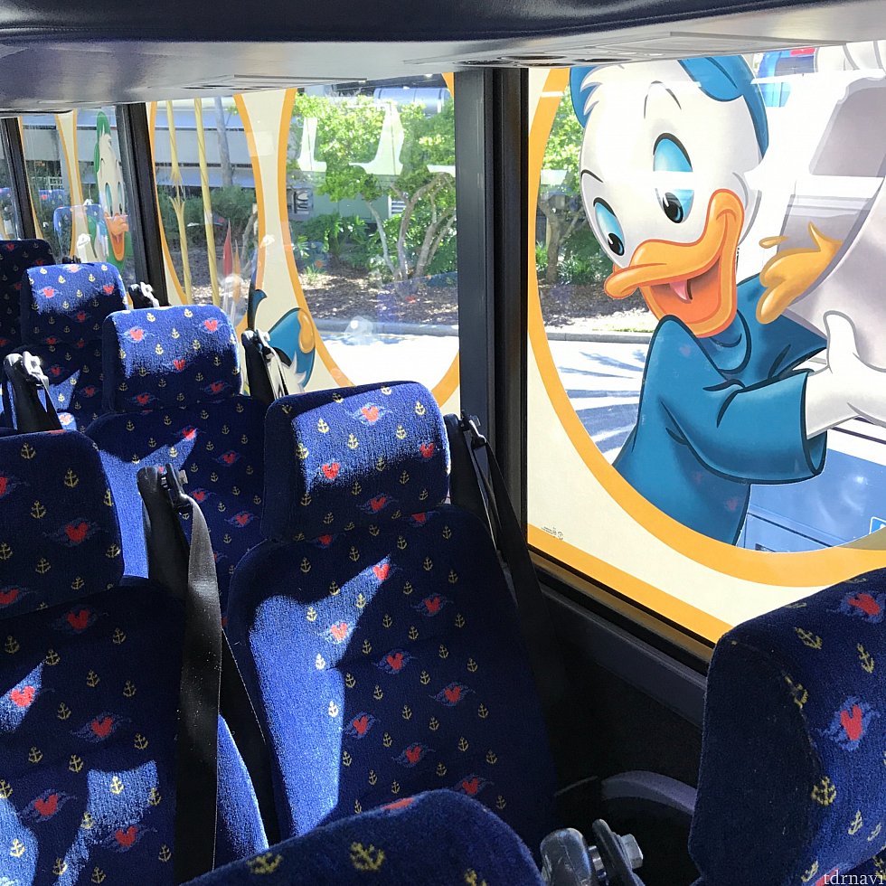 クルーズのマジカルエクスプレス。座席がクルーズ仕様です。WDW行きにも午後はクルーズのシャトルも使われています。
