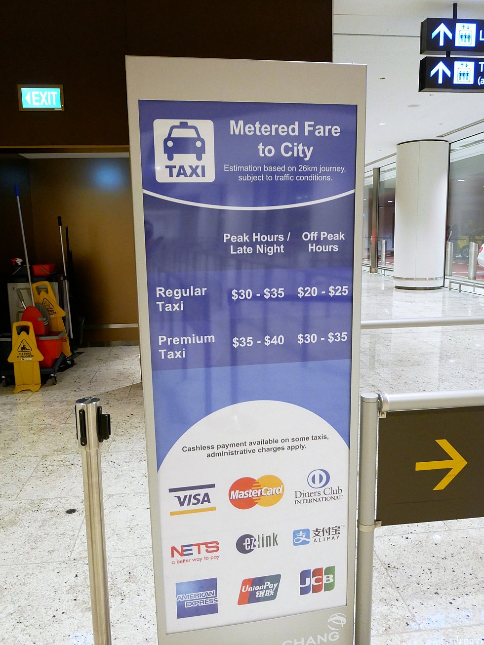 市内まで(26km)の目安金額が出ています。深夜に乗ったので、目安は30~35ドル。
少し手前、空港から20kmのホテルだったので、24ドルで到着しました。
クレジットカードで払えるタクシーが多いようです。