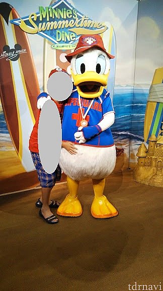 入ったらすぐ写真撮影です!
夏の時期にフォトスポットにいるのはドナルドでした。
サーファーの格好でかわいい!このドナルドはテーブルには回ってきませんのでここだけが写真が撮れるチャンスです。
何枚かは取ってくれます。けど、割と早めの回転。
