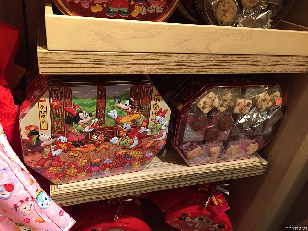 クッキー、チョコレートが入った缶も旧正月の装いでたくさん出ていました😊
上から
2段四角HK$165
楕円HK$128
変形8角形HK$158
8角形HK$178