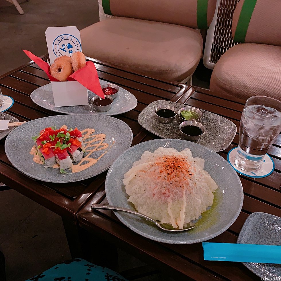 今回食べたメニュー。左がクラブ&ツナロールで右がポキ。