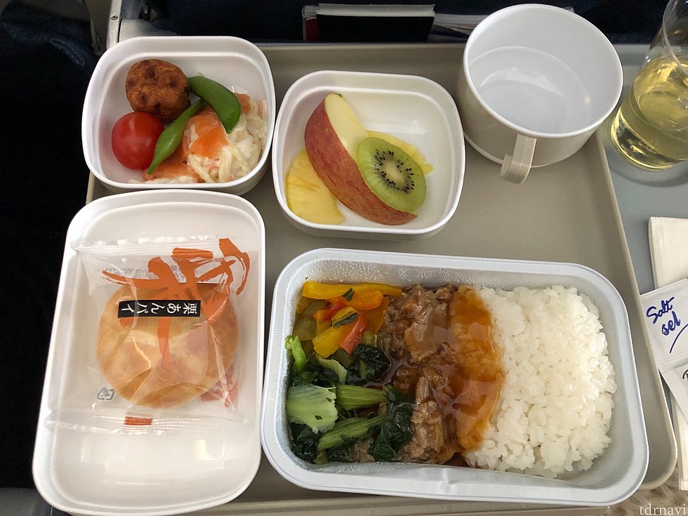 行きの機内食です。ビーフを選びました。