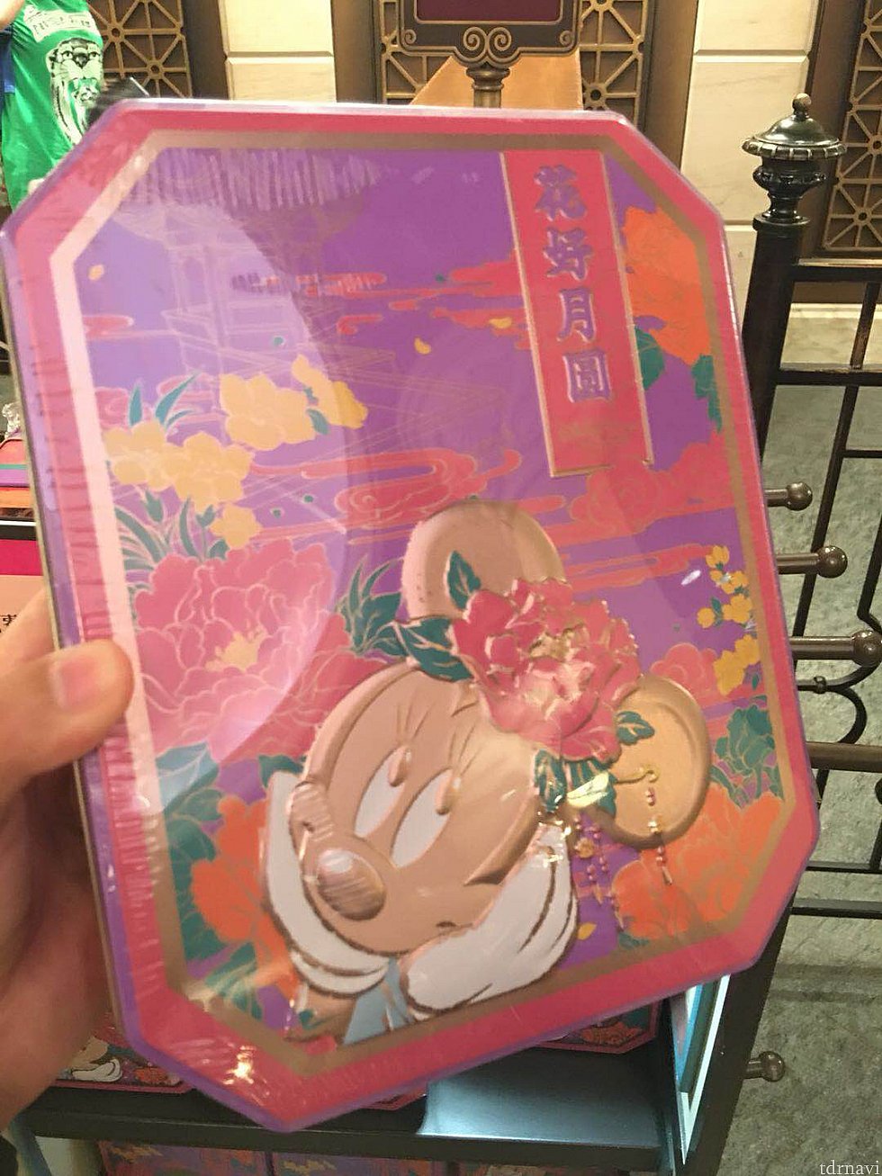 中国では旧暦の8月15日の中秋節に月餅を贈る習慣があります。
蓋の上に書かれている”花好月圓”はビューティフルライフ(美好生活)の意味です。