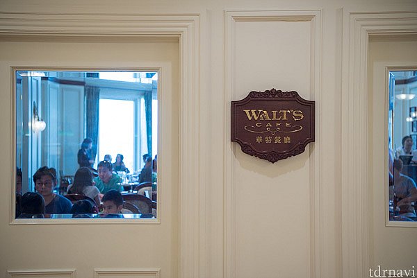 ウォルトカフェの入口。ビクトリア調の香港ディズニーランドホテル内にあります。