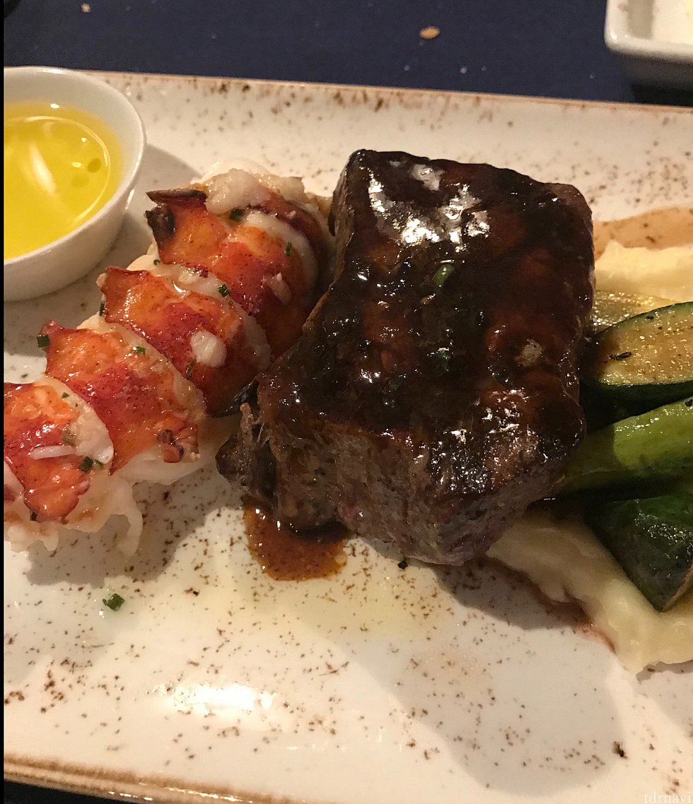 メインのsurf and turf.
ステーキはフィレです。ロブスターも丁度いい火加減でとっても美味しくいただきました。