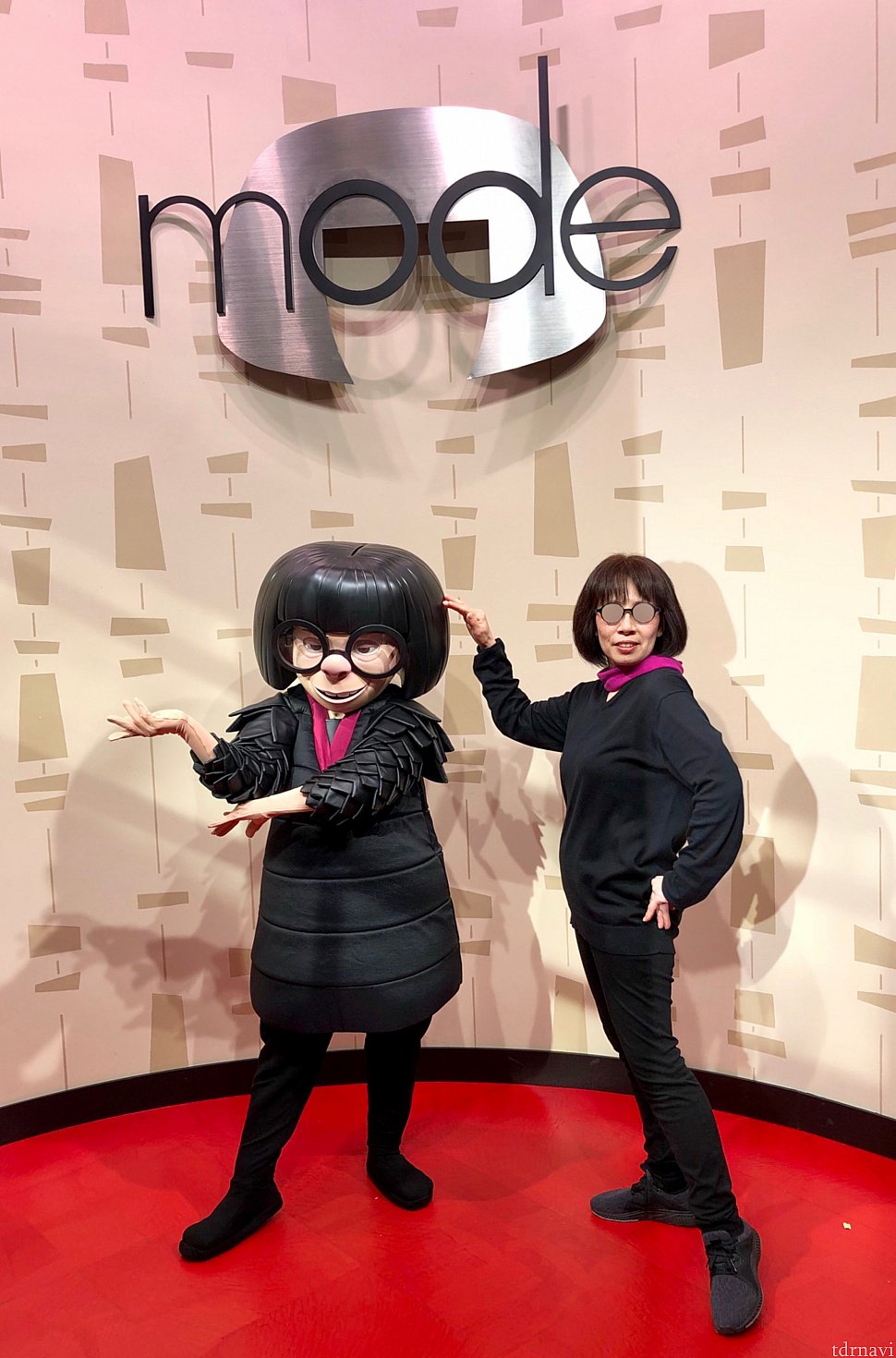 今回のWDWの旅でこのグリーティングを一番楽しみにしていたという、エドナファンのジェシ子さん。とても気合入ってキャラグリに臨まれていました!ポーズまで決まっています!コスチュームももちろん自前!