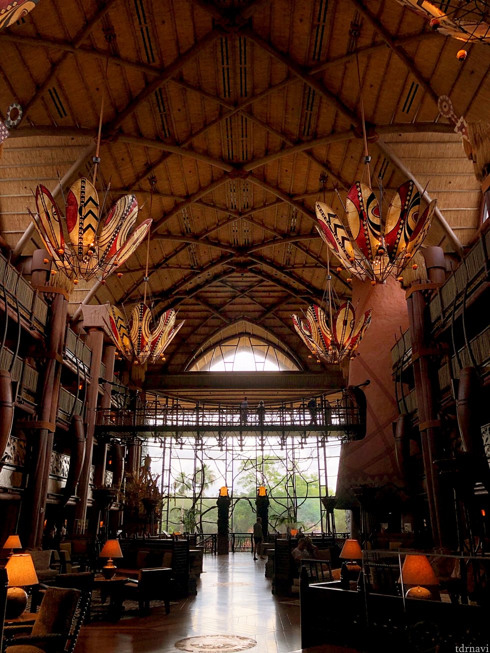 Animal Kingdom Lodgeのロビー。吹き抜けで開放感のある空間。
窓の外にはサファリが広がっています。