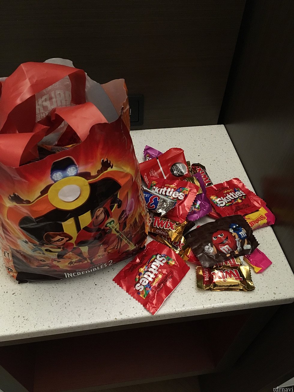 スニッカーズやM&M'sなど。2袋いっぱい貰いました!重かった、、、
