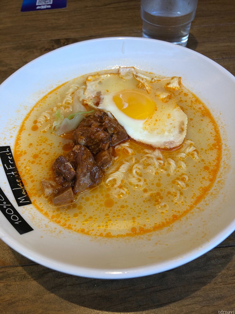 朝食はホテルから徒歩30秒のカフェで香港名物出前一丁をいただきました。