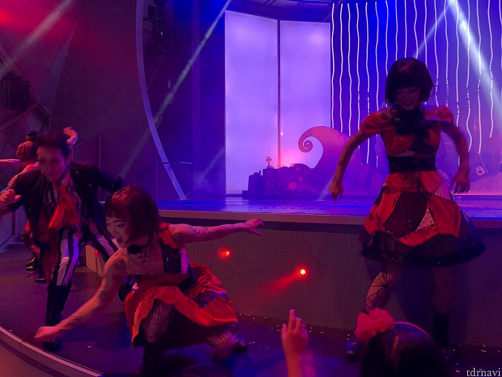 最後はダンサーさん達のダンス♪
ゲストの近くに降りてきて盛り上げます!
