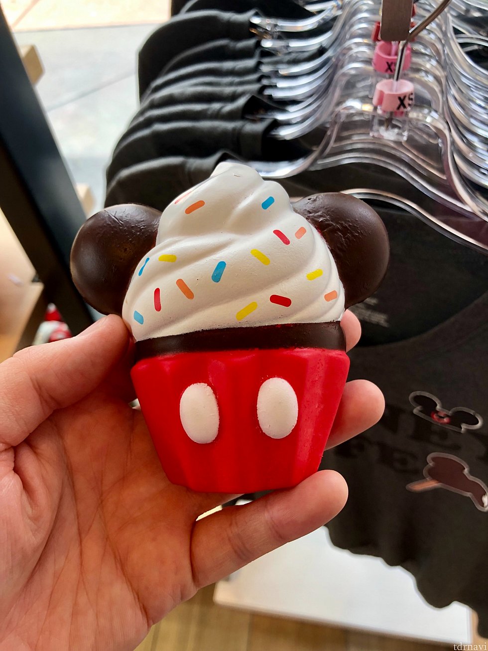 こちらはマグネット。冷蔵庫の友。カップケーキ型です。$12.99