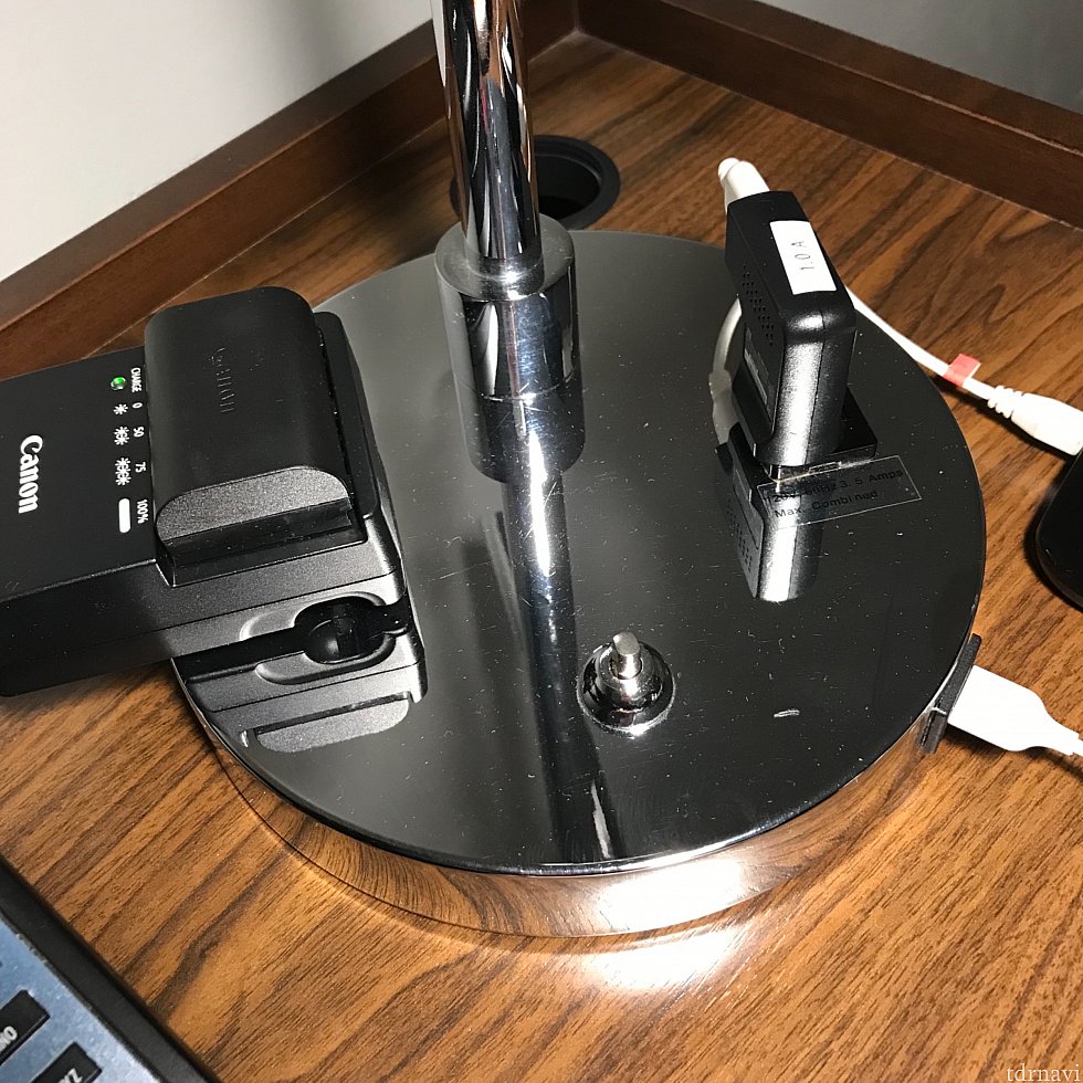 デスクの上にもコンセントが2つとUSBポートが側面に1つあり、充電に不自由しませんでした!