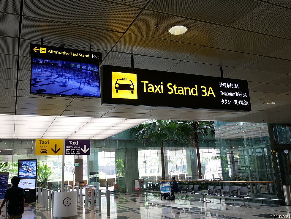 空港からタクシーでホテルに移動しました。空港内は日本語表記があり、日本からの旅行者に優しい!
もう一つのタクシー乗り場の混雑状況が映像で表示されており、気遣いがすごい空港だなーと感じました😌