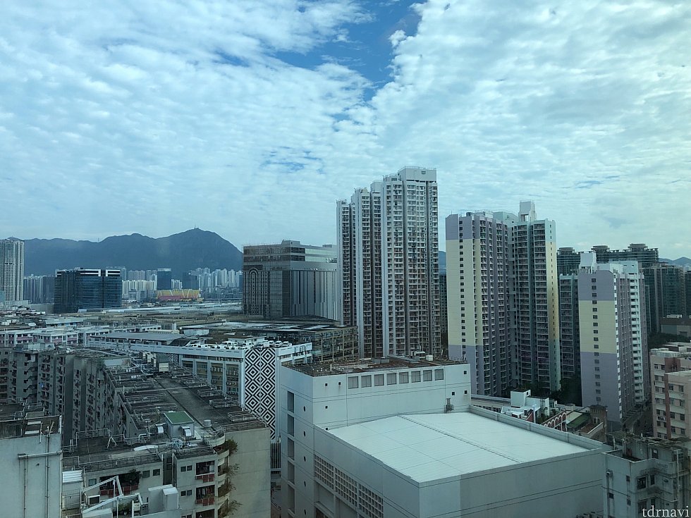 部屋からの眺め。尖沙咀や香港島が見えます。