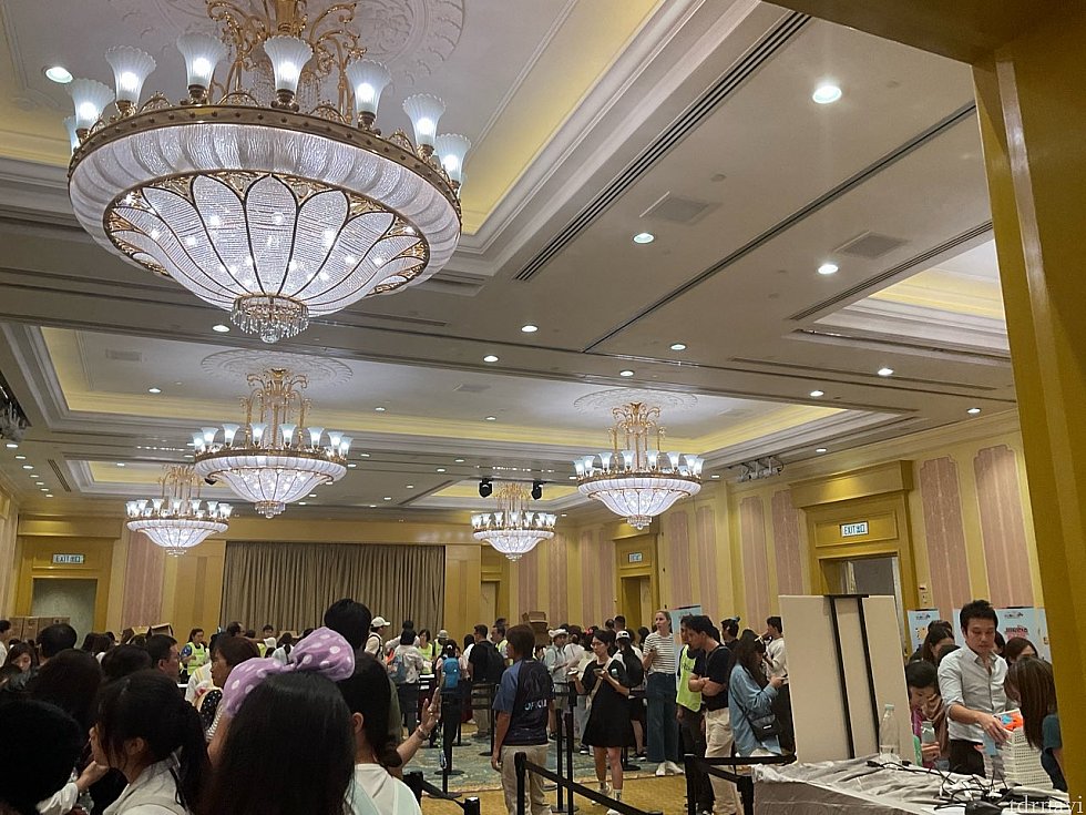 ようやく受取会場のランドホテル宴会場へ到着。何気に入るのは初めてです