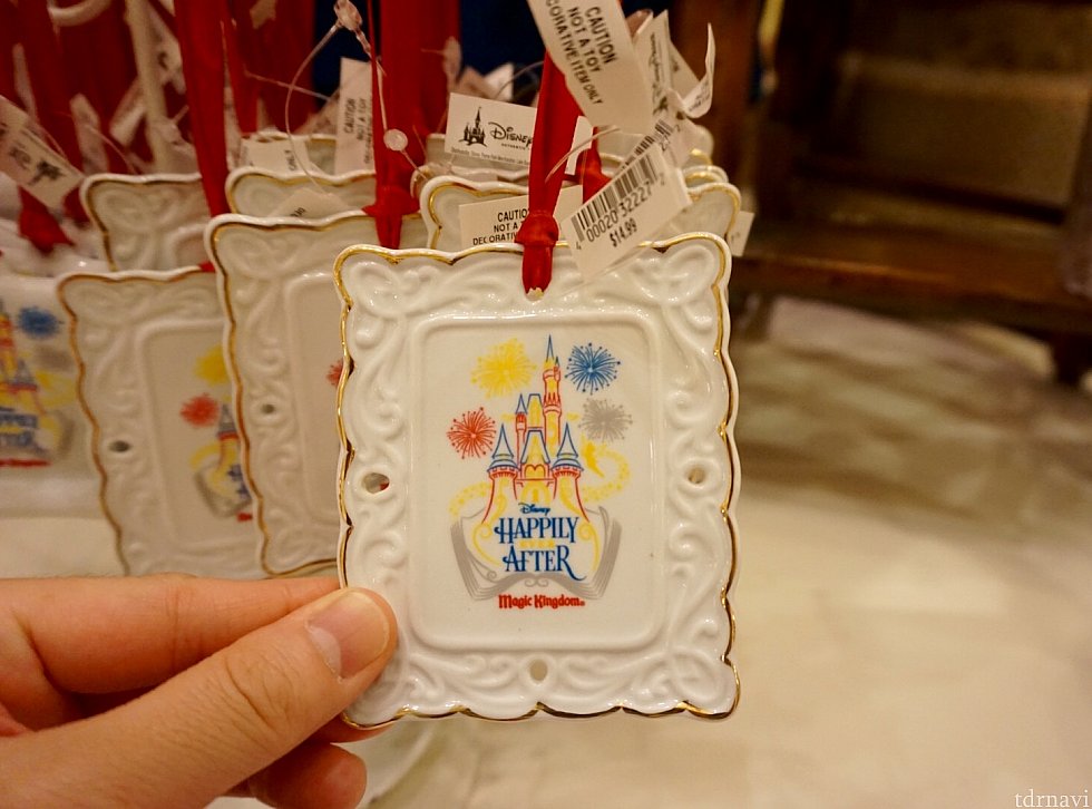 クリスマスツリー用のオーナメント。絶対特別グッズにはオーナメントって販売されますが、多分アメリカ人で購入するする方が多いんでしょう。しかもどれも値段が結構するんですよね。$14.99