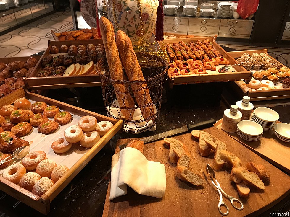 朝食ビュッフェ。写真を撮るのを忘れてしまった位夢中になりました。