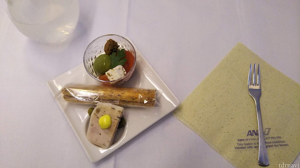 アミューズ。
お酒が飲めないからもちろんジュースと!
オリーブをそのまんま食べるのって苦手。お酒を飲む人はおいしく感じるんだろうか?
サクサクのチーズスティックはお菓子みたいでおいしい。パテも良い味。