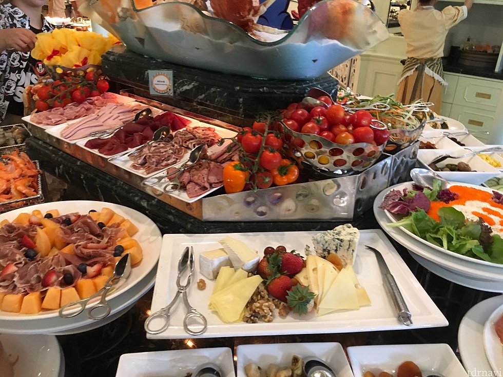 巣付きハチミツはここならではの食べ物ですね