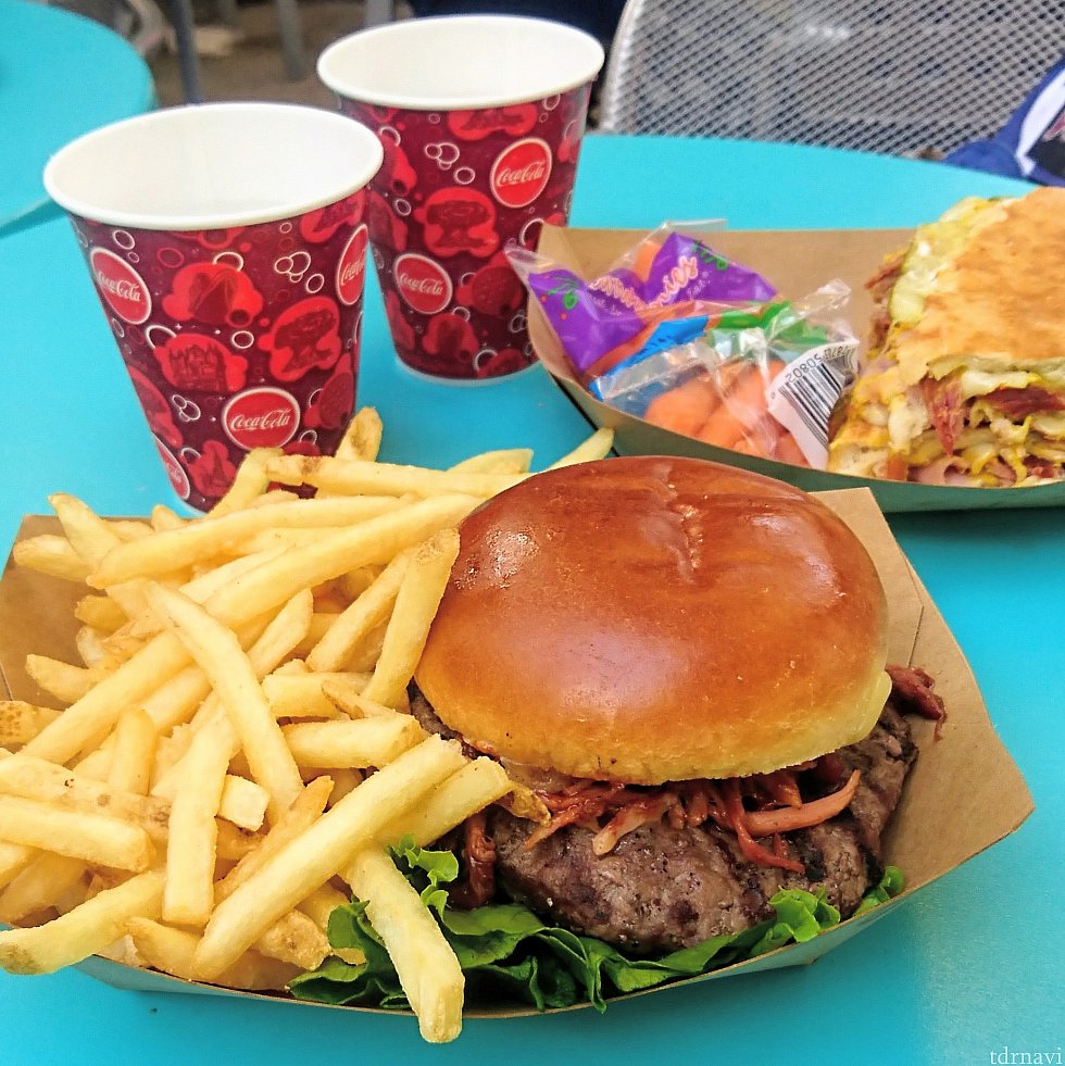 バックロット・バーガー(13.99+税)
パテやプルドポークがはみ出てます😋 フレンチフライも山盛り!