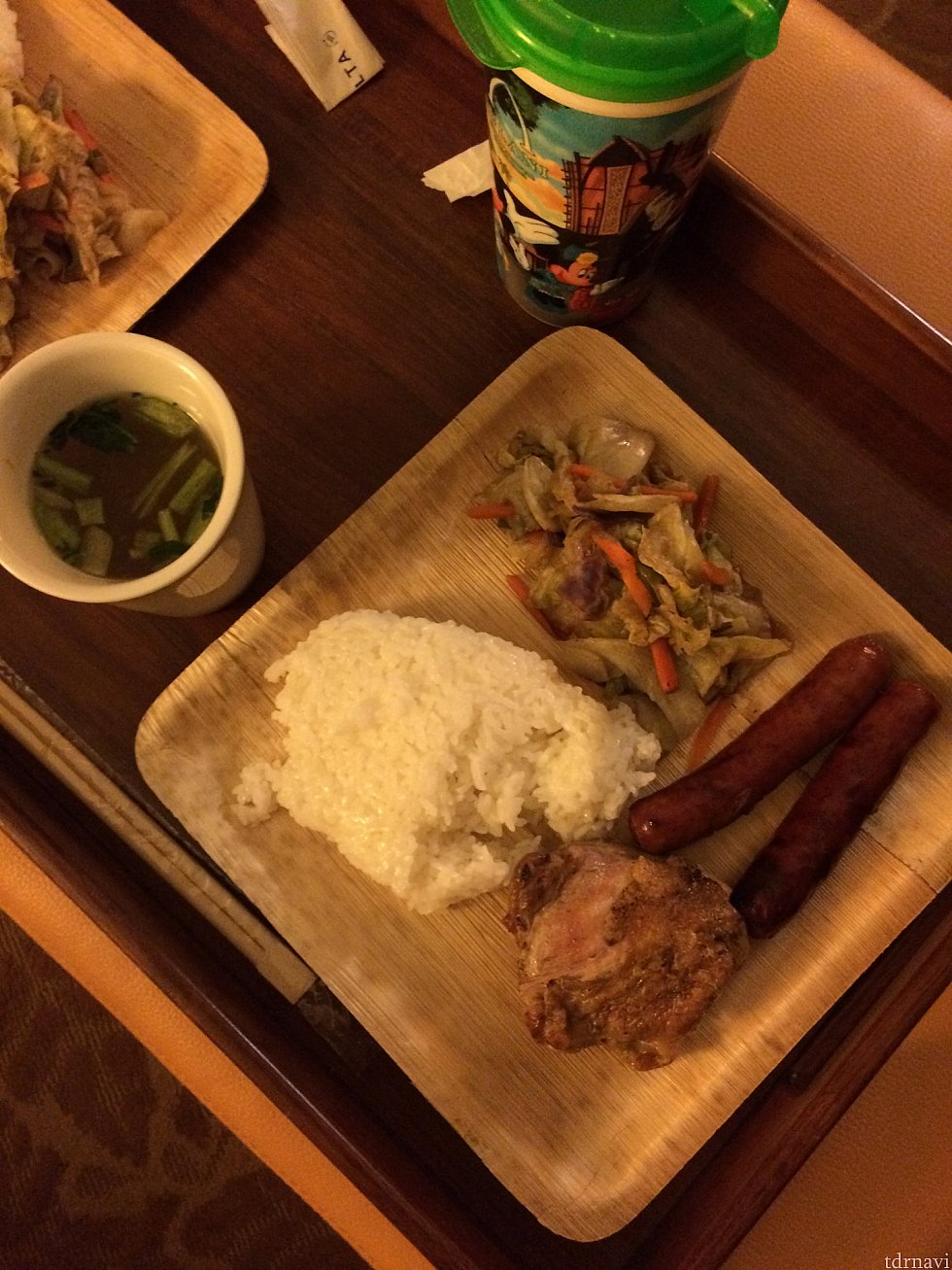 焼いたソーセージ・チキン・蒸し焼き野菜、日本から持参したレトルトご飯と味噌汁で日本食☆お皿は備え付けの紙皿です!