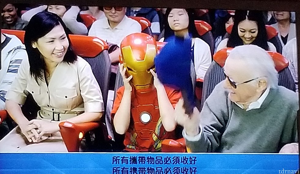 リー氏は帽子を脱ぎ、リトルアイアンマンはヘルメットを脱ぎ...