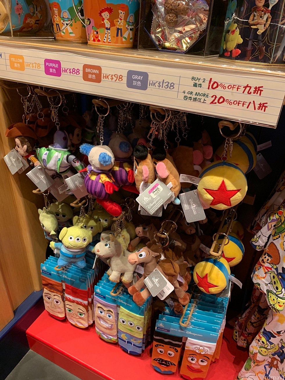キーホールダーや靴下類。左右違うデザインでかわいい!