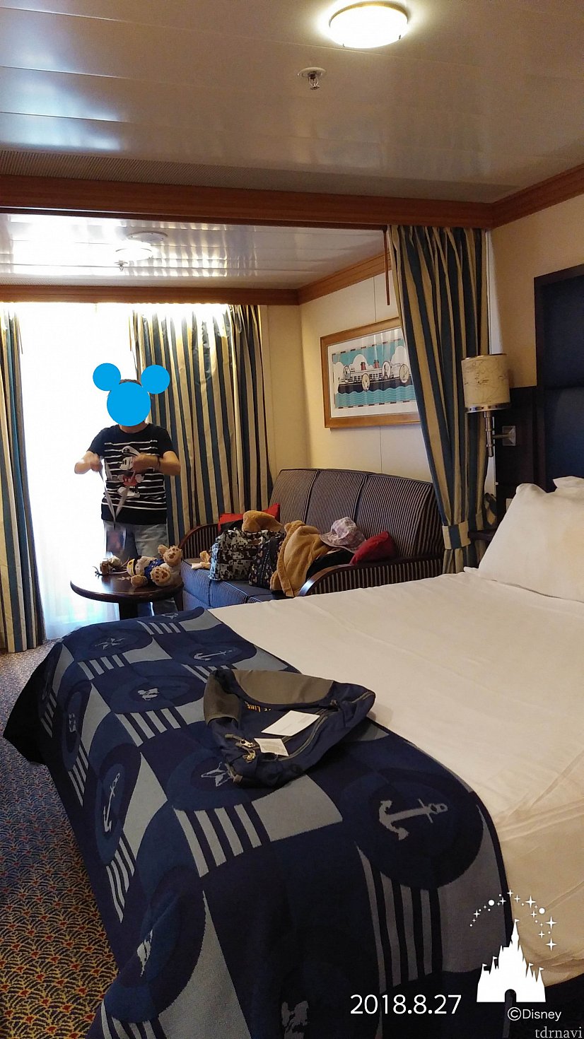 部屋に入ってクローゼット、トイレ、バスを抜けたところです。
手前がクイーンベッド、奥がソファーベッドになるソファーです。
散らかっててすみません。。