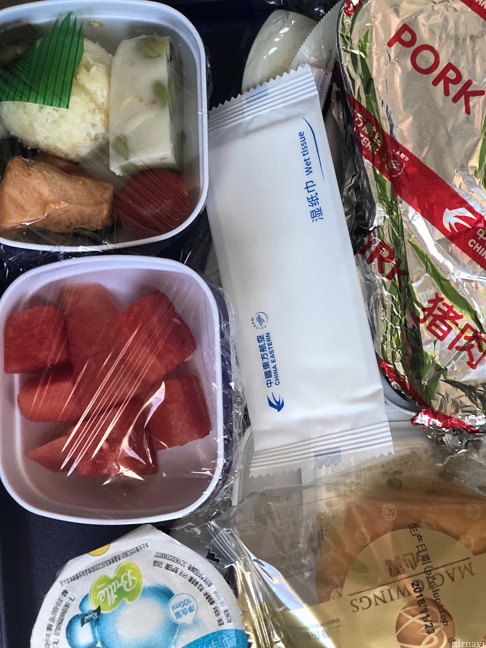 エコノミー機内食
ビーフorポークで
ポークをチョイス!
えっ!猪肉って書いてありました。豚じゃないんですね😅