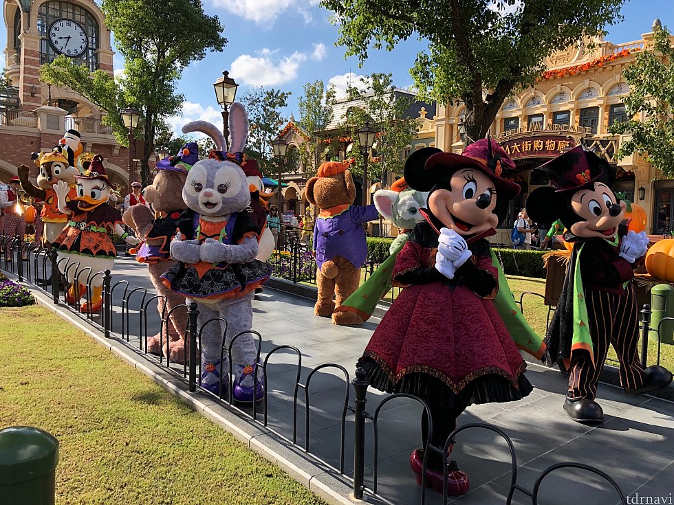 この日は8:30から開園セレモニーでした♪
キャラクター達はこの後そのままグリへ向かいます。