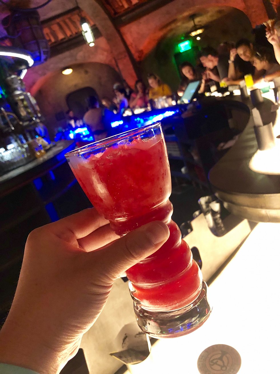 2杯目に飲んだのが、BESPIN FIZZ。パッションフルーツ系のスッキリ甘いカクテルで、こちらの方が僕は好きでした。これもお酒入ってないじゃん!って話してましたが、2杯目終了した時点で、ゆーっくりとアルコールが効いて来ました。ファルコン操作する頃にはすっかり良い気分に。笑