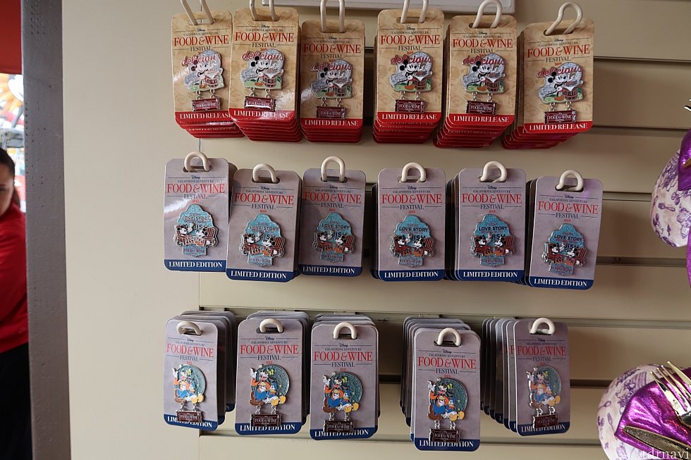ピンバッジ 3種類とも $17.99