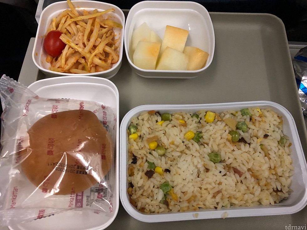 帰りの機内食です。チキンを選びました。