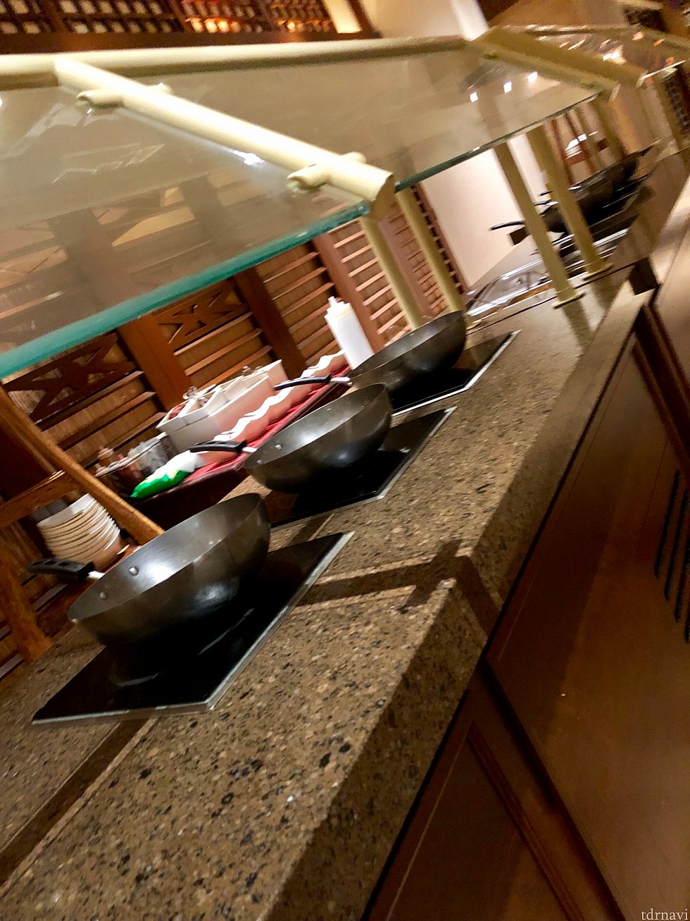 このレストランの別の人気メニューは期間限定のWok(ワック)。1人$25で食べ放題だそうです。お好みの食材でシェフが目の前で作ってくれるみたいです。これは安い!でも食べれても2回くらいですかね。