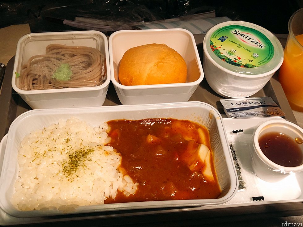帰りの機内食。シーフードカレー