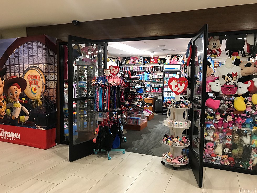 1Fにある売店
ホテルで必要な生活雑貨やお土産、ディズニー関連グッズなど