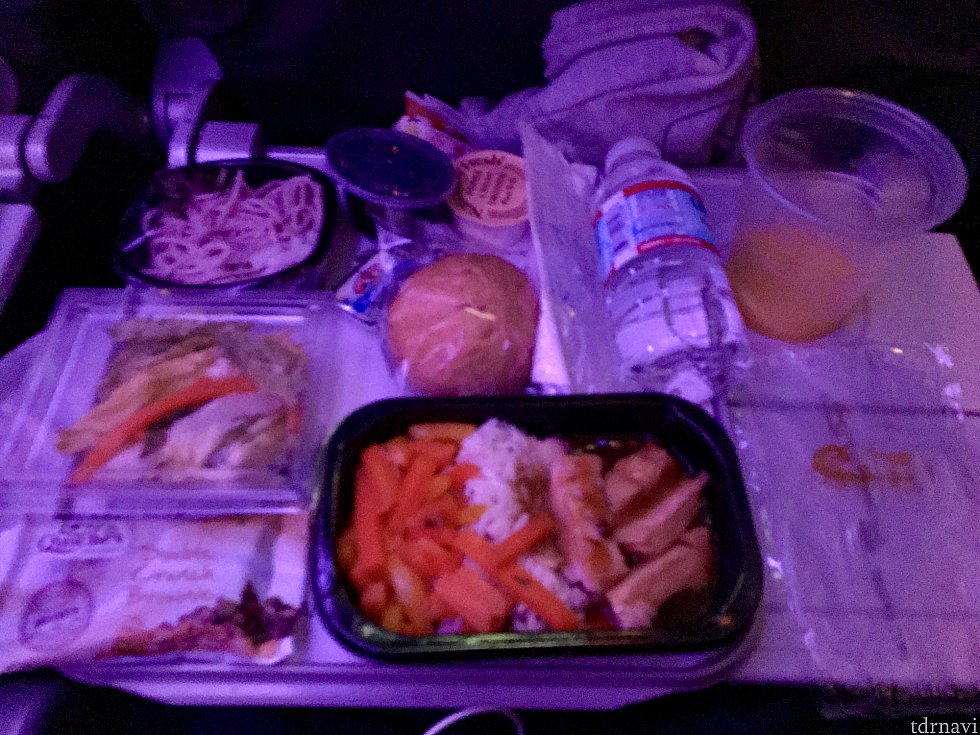 お肉系でしたが、左上に見えるのはおそば(;;)日本食がすでに恋しかったわたしは、歓喜しました(笑)