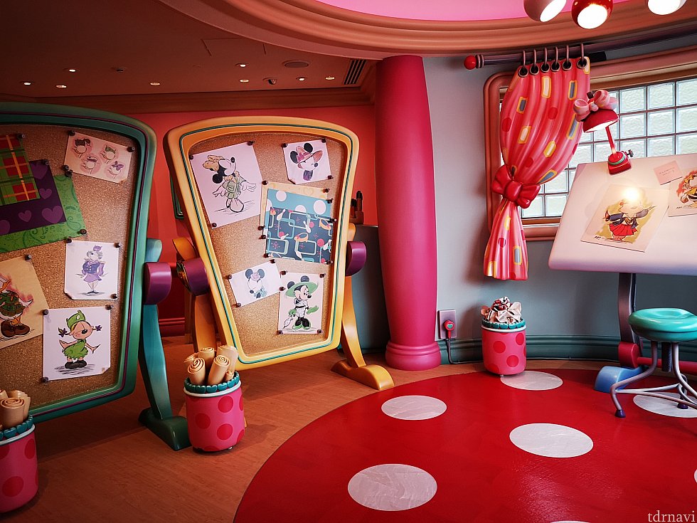 ミニーちゃんがデザインをするお部屋のようです。