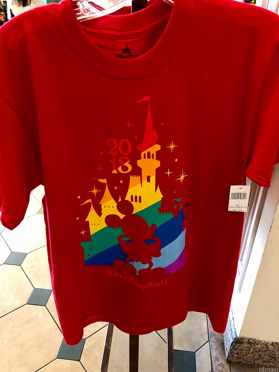 キャッスル、ミッキー、レインボー、赤い生地、2018のロゴ。正にこのイベント用に作られたTシャツですね。僕の見た午後には子供用しか残っていませんでした。パークで着ている方は多かったです。$21.99