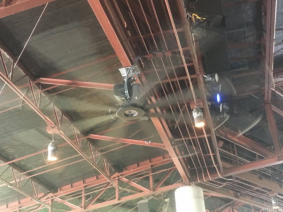 野外ステージでも涼しい、送風機付き