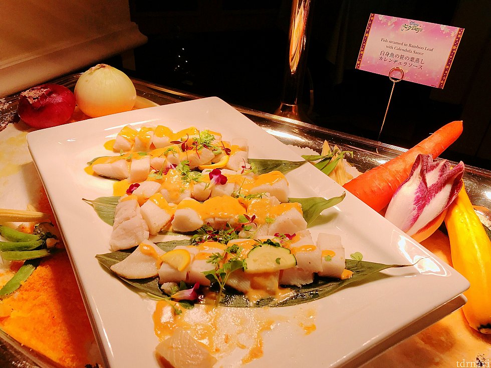 白身魚の笹の葉蒸し カレンデュラソース