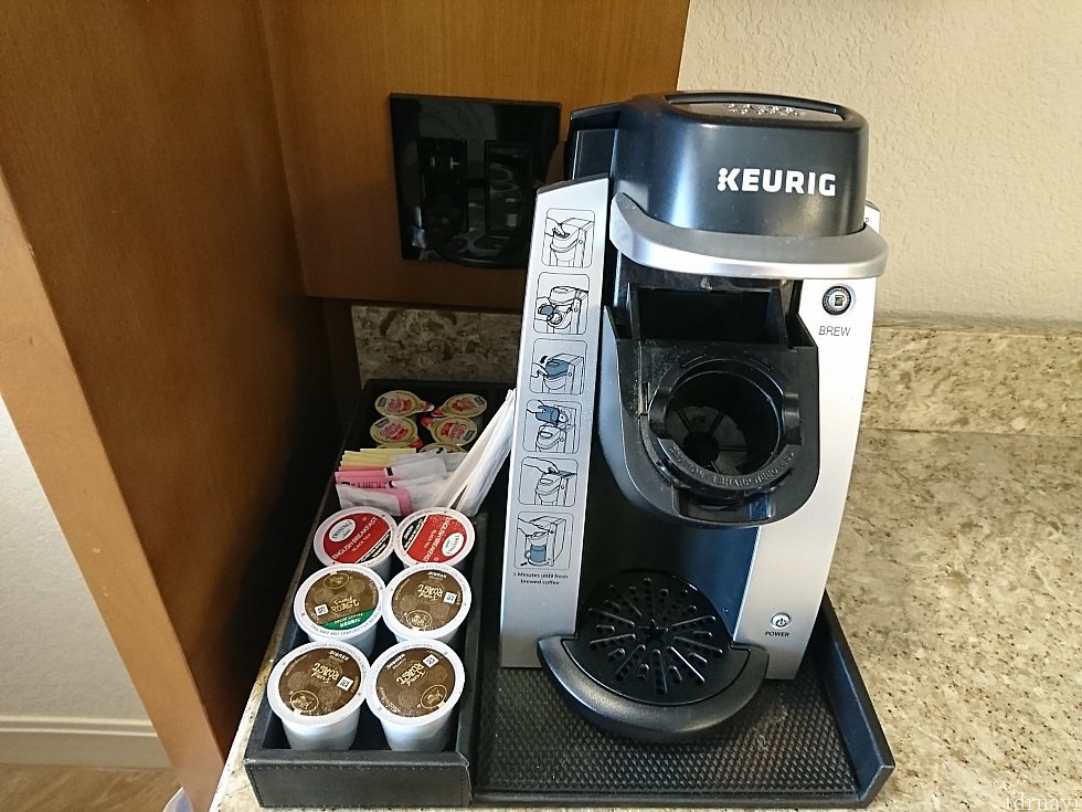 コーヒーメーカー。コーヒーのほか紅茶もありました。デカフェのコーヒーも。使った分は補充されていました。