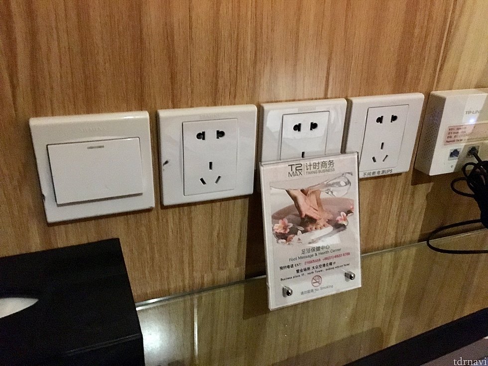 コンセントも多めです。充電程度であれば日本のもそのまま使えます。